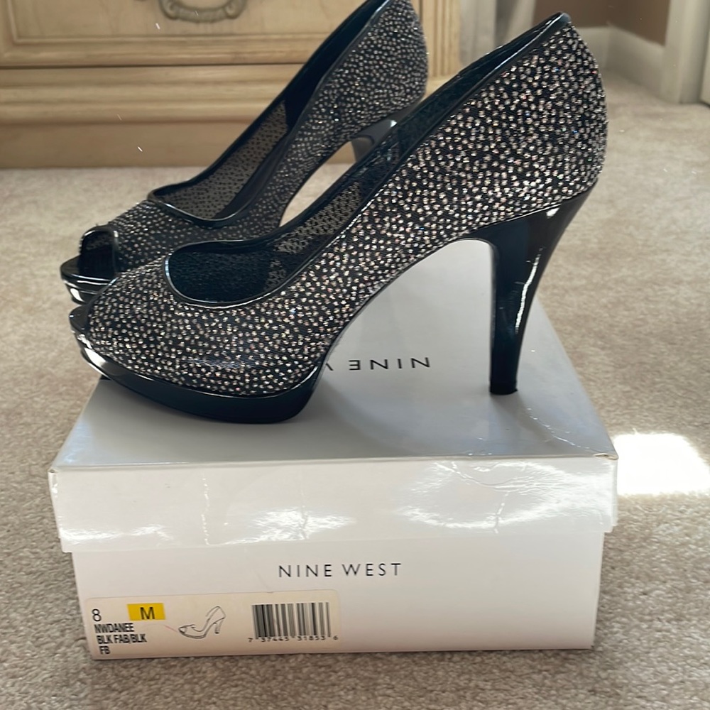 Nine West  Nwdanee silver  glitter Black Peep Toe pump. 8.5